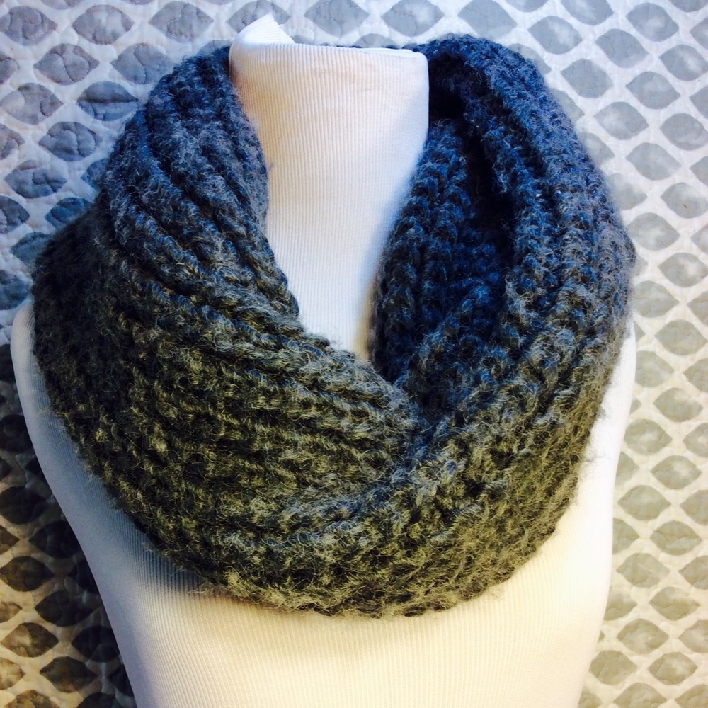 SUPER COZY!! H&M Infinity knitted scarf